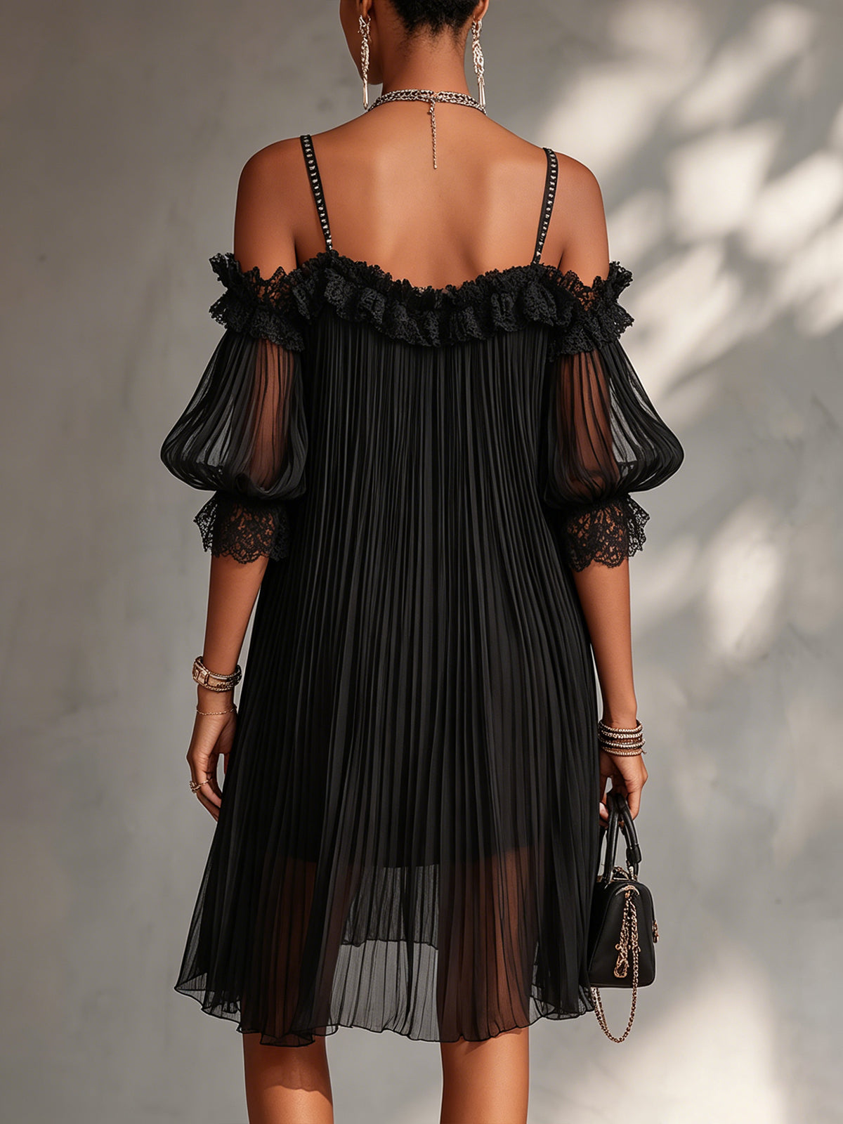 Lidia | Mini Vestido Negro de Gasa con Hombros Descubiertos y Acabado de Encaje