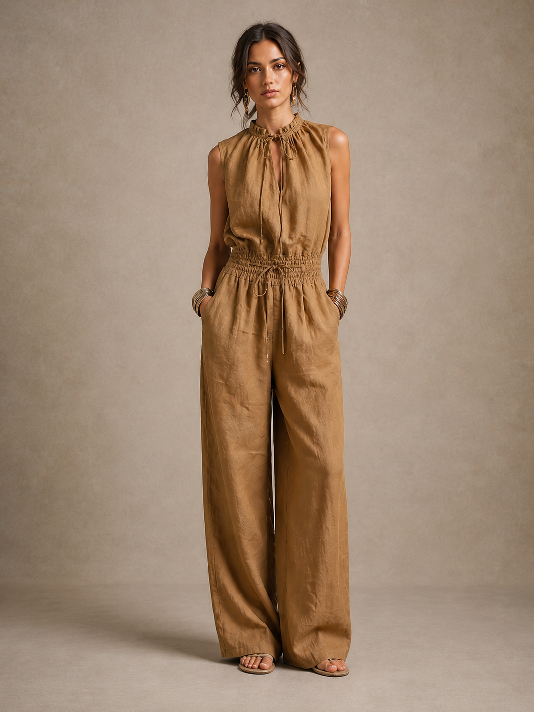 Serena | Mono Color Camel con Cuello Alto Anudado y Pierna Ancha