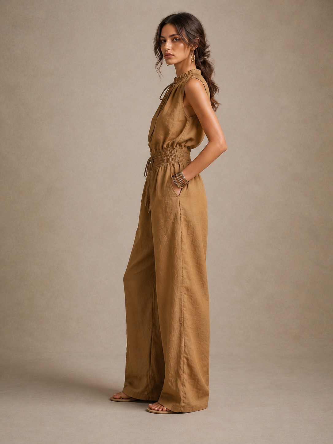 Serena | Mono Color Camel con Cuello Alto Anudado y Pierna Ancha