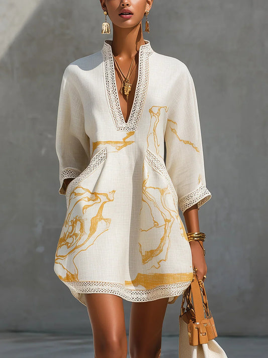 Renata | Vestido Corto de Encaje con Estampado Dorado y Escote en V Profundo