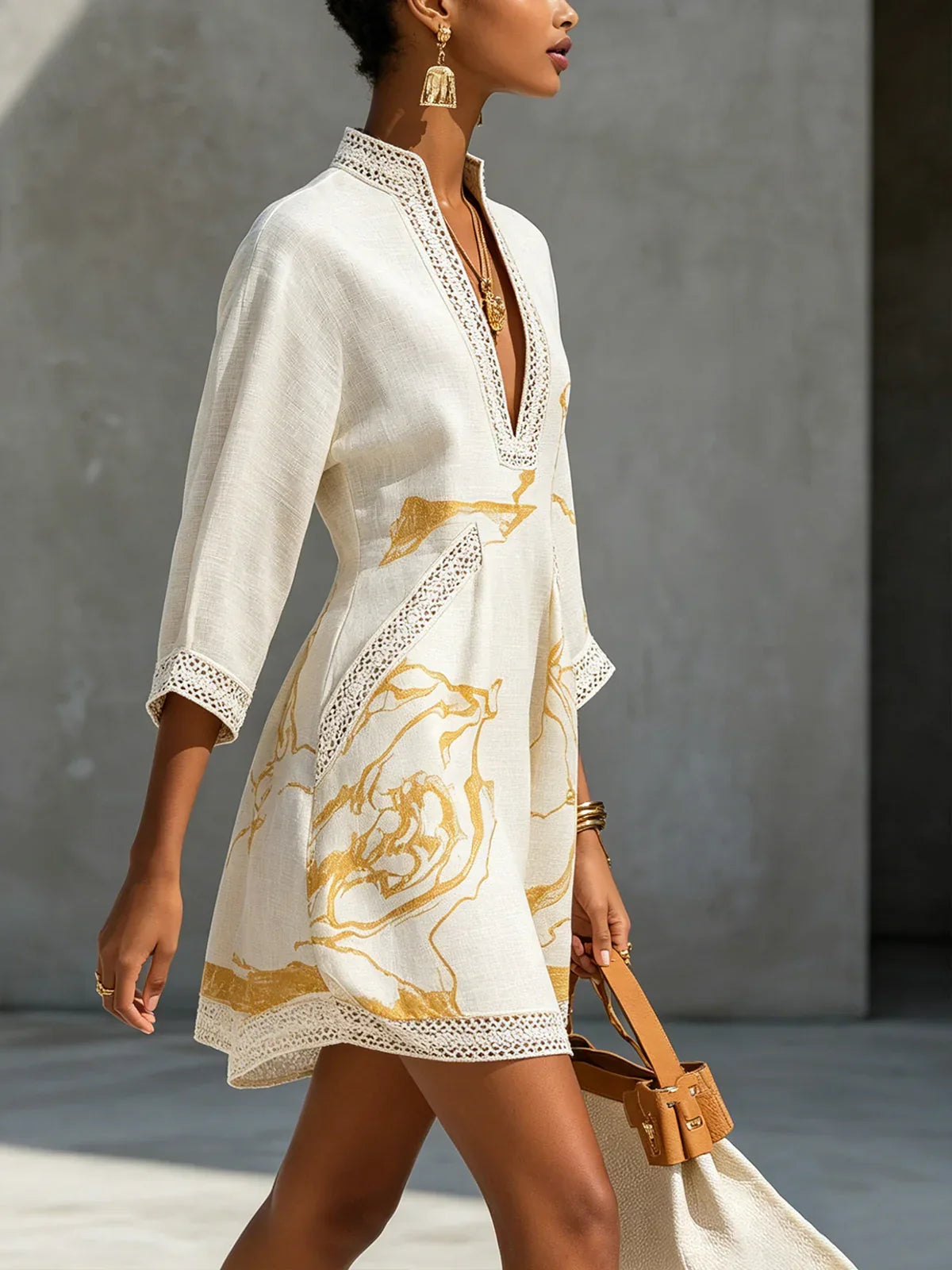Renata | Vestido Corto de Encaje con Estampado Dorado y Escote en V Profundo