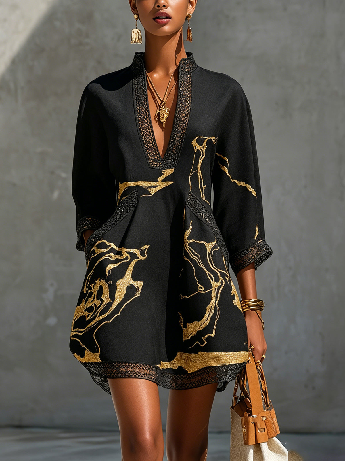 Renata | Vestido Corto de Encaje con Estampado Dorado y Escote en V Profundo
