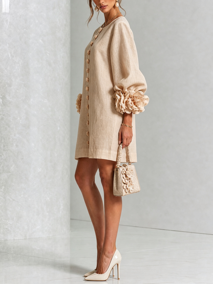 Alexia | Vestido Mini Blanco con Botones de Flores y Mangas Florales Extravagantes