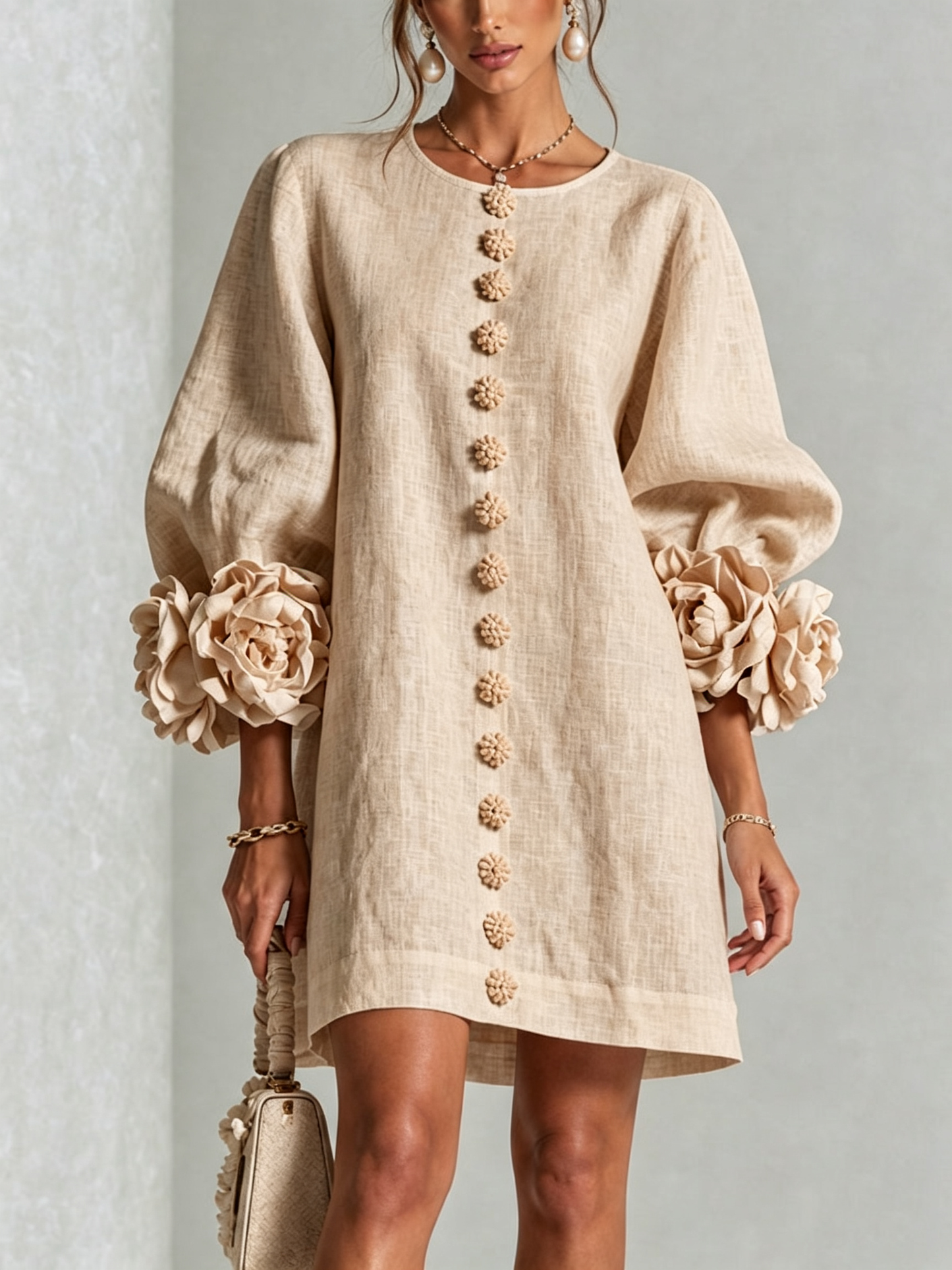 Alexia | Vestido Mini Blanco con Botones de Flores y Mangas Florales Extravagantes