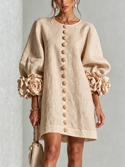 Alexia | Vestido Mini Blanco con Botones de Flores y Mangas Florales Extravagantes
