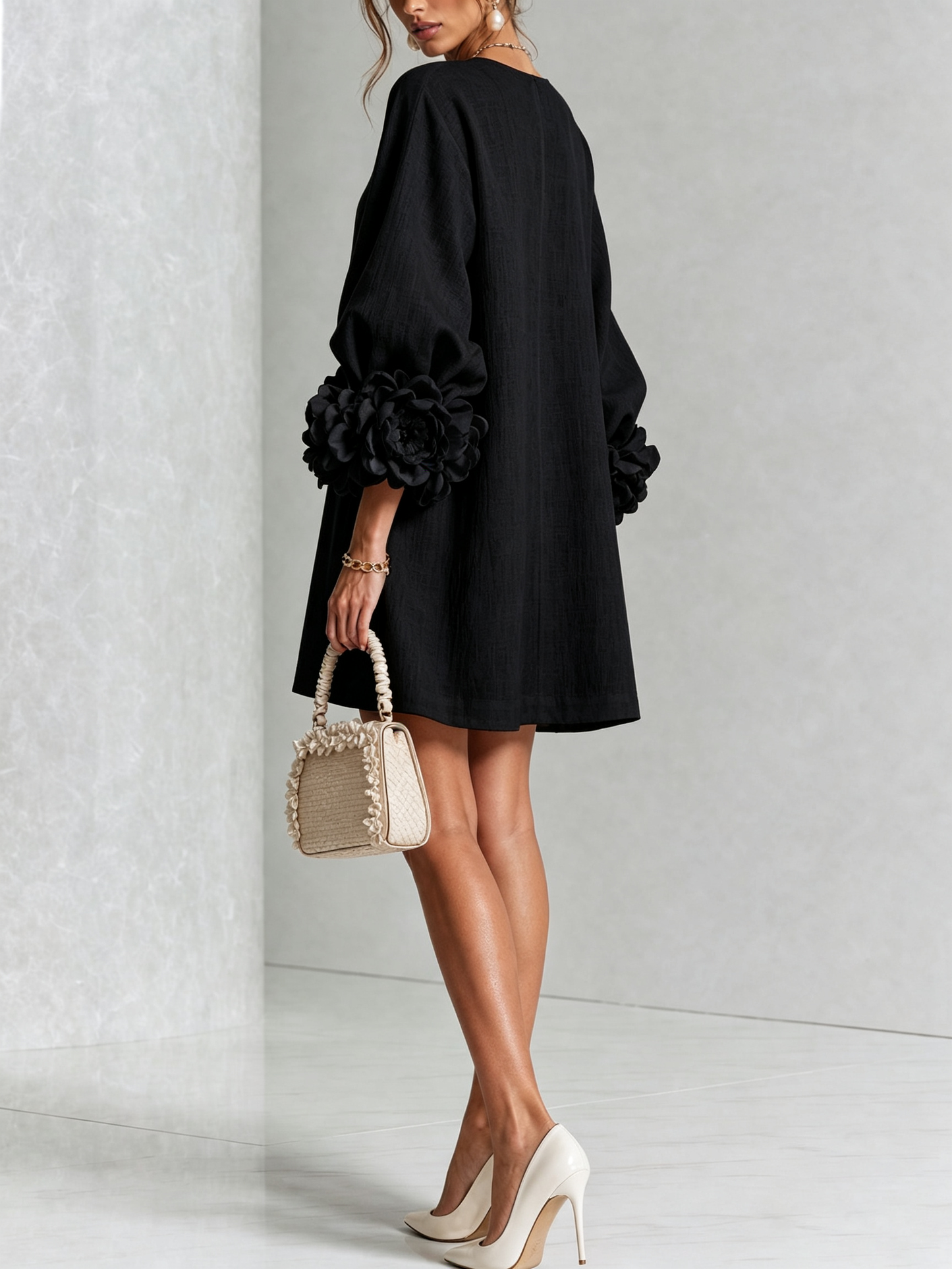 Alexia | Vestido Mini Blanco con Botones de Flores y Mangas Florales Extravagantes