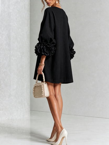 Alexia | Vestido Mini Blanco con Botones de Flores y Mangas Florales Extravagantes