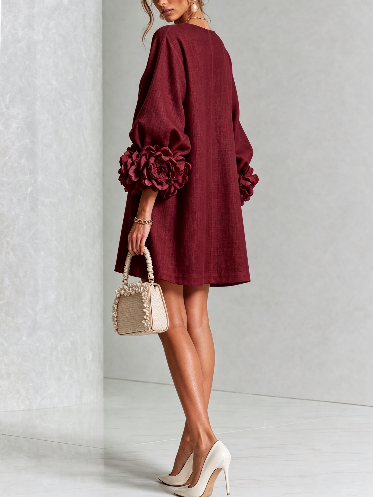 Alexia | Vestido Mini Blanco con Botones de Flores y Mangas Florales Extravagantes