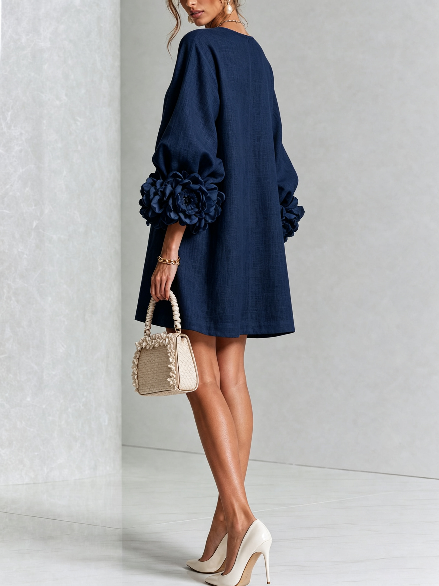 Alexia | Vestido Mini Blanco con Botones de Flores y Mangas Florales Extravagantes