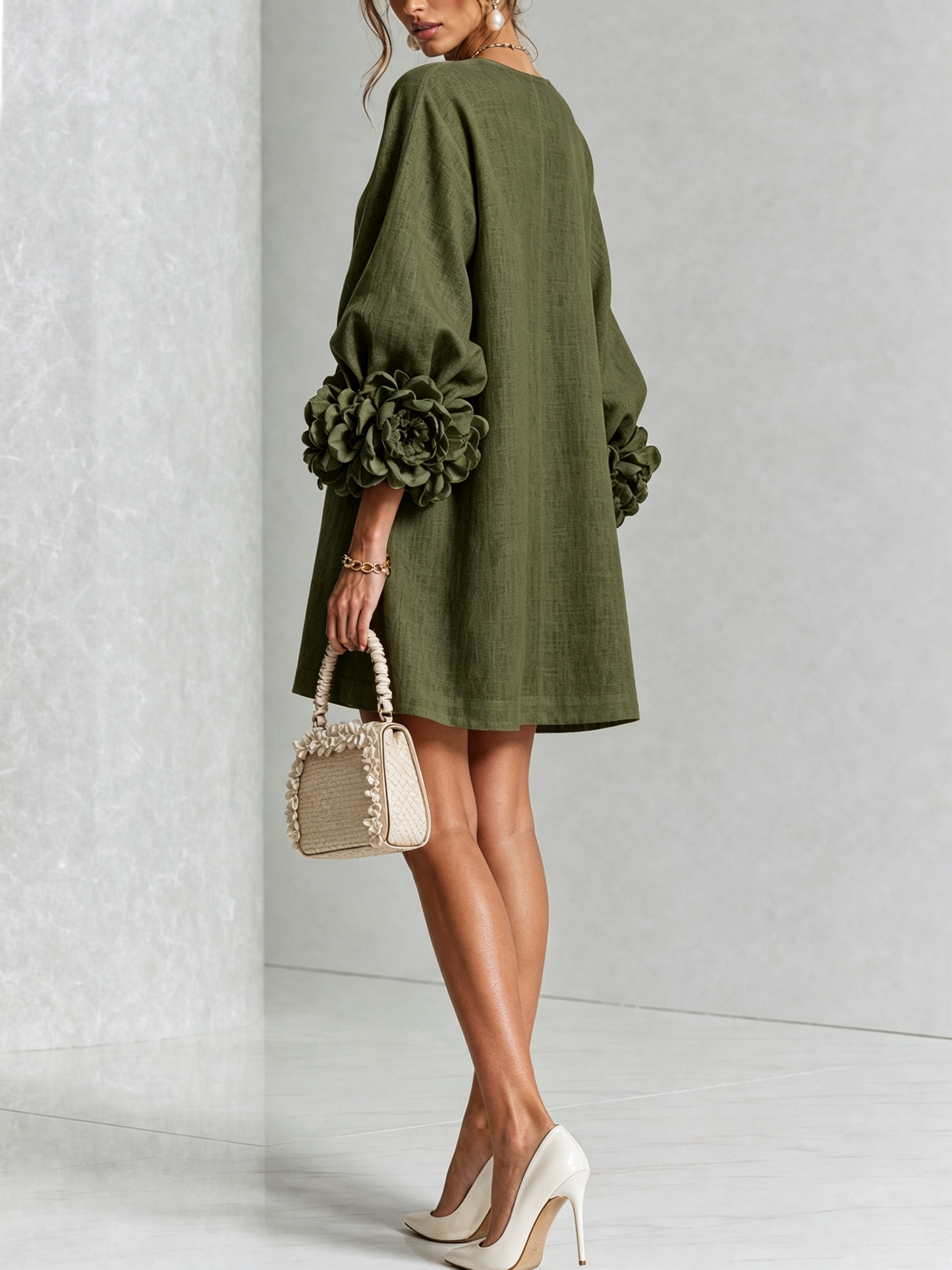 Alexia | Vestido Mini Blanco con Botones de Flores y Mangas Florales Extravagantes