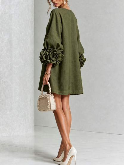 Alexia | Vestido Mini Blanco con Botones de Flores y Mangas Florales Extravagantes