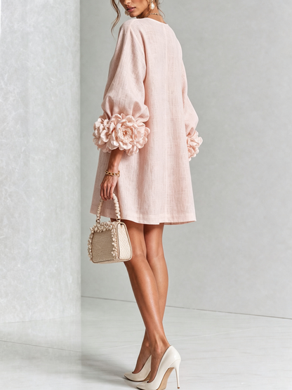 Alexia | Vestido Mini Blanco con Botones de Flores y Mangas Florales Extravagantes