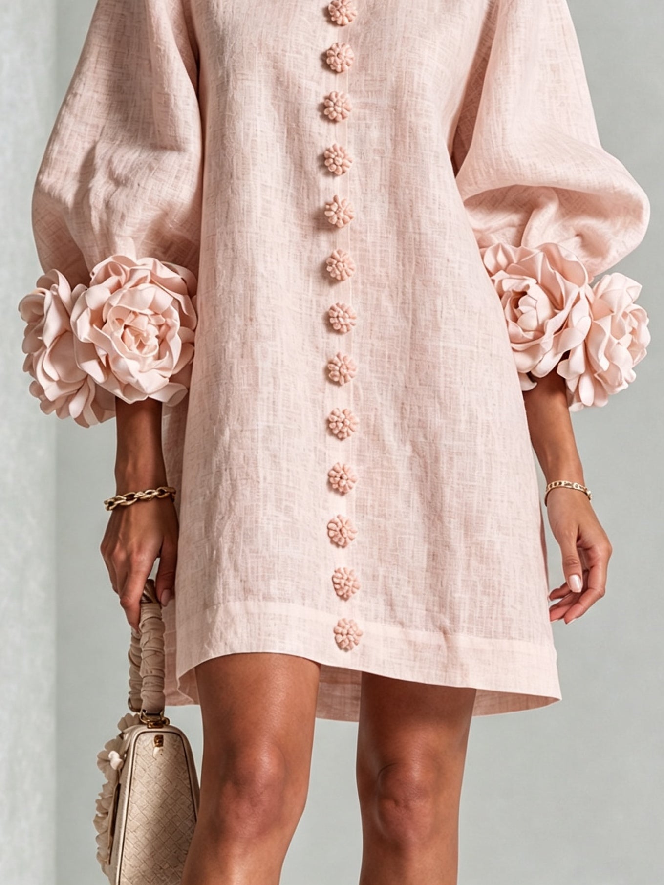 Carmen | Vestido Mini Floral Rosa con Botones y Mangas Florales Sorprendentes