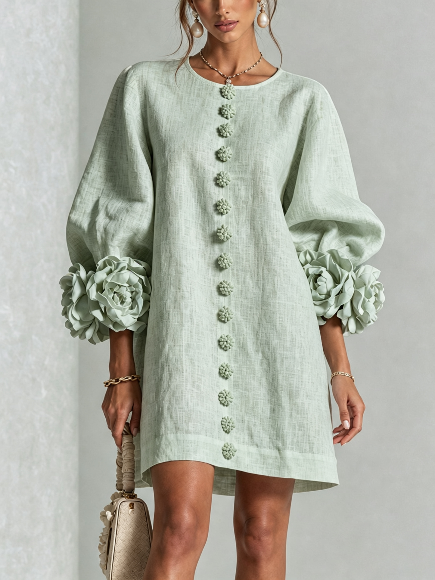 Alexia | Vestido Mini Blanco con Botones de Flores y Mangas Florales Extravagantes