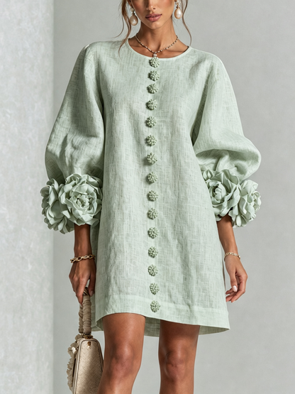 Alexia | Vestido Mini Blanco con Botones de Flores y Mangas Florales Extravagantes