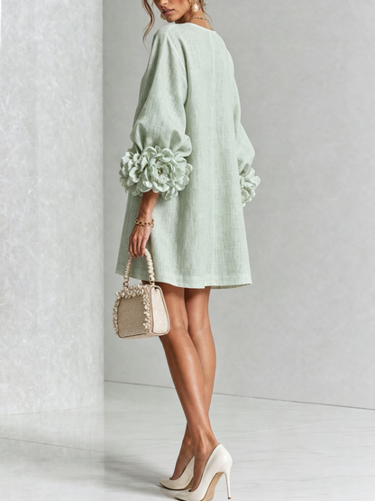 Alexia | Vestido Mini Blanco con Botones de Flores y Mangas Florales Extravagantes