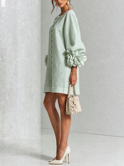 Alexia | Vestido Mini Blanco con Botones de Flores y Mangas Florales Extravagantes