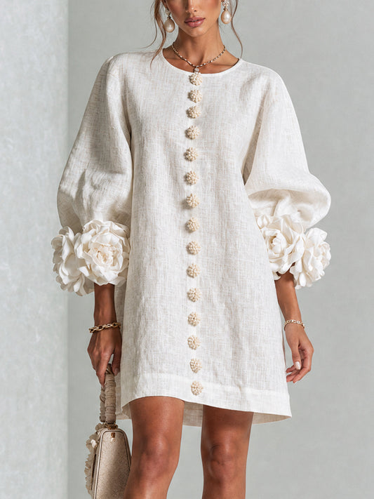 Alexia | Vestido Mini Blanco con Botones de Flores y Mangas Florales Extravagantes