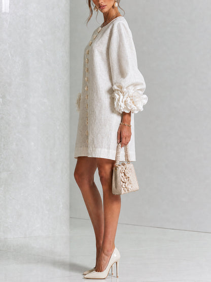 Alexia | Vestido Mini Blanco con Botones de Flores y Mangas Florales Extravagantes