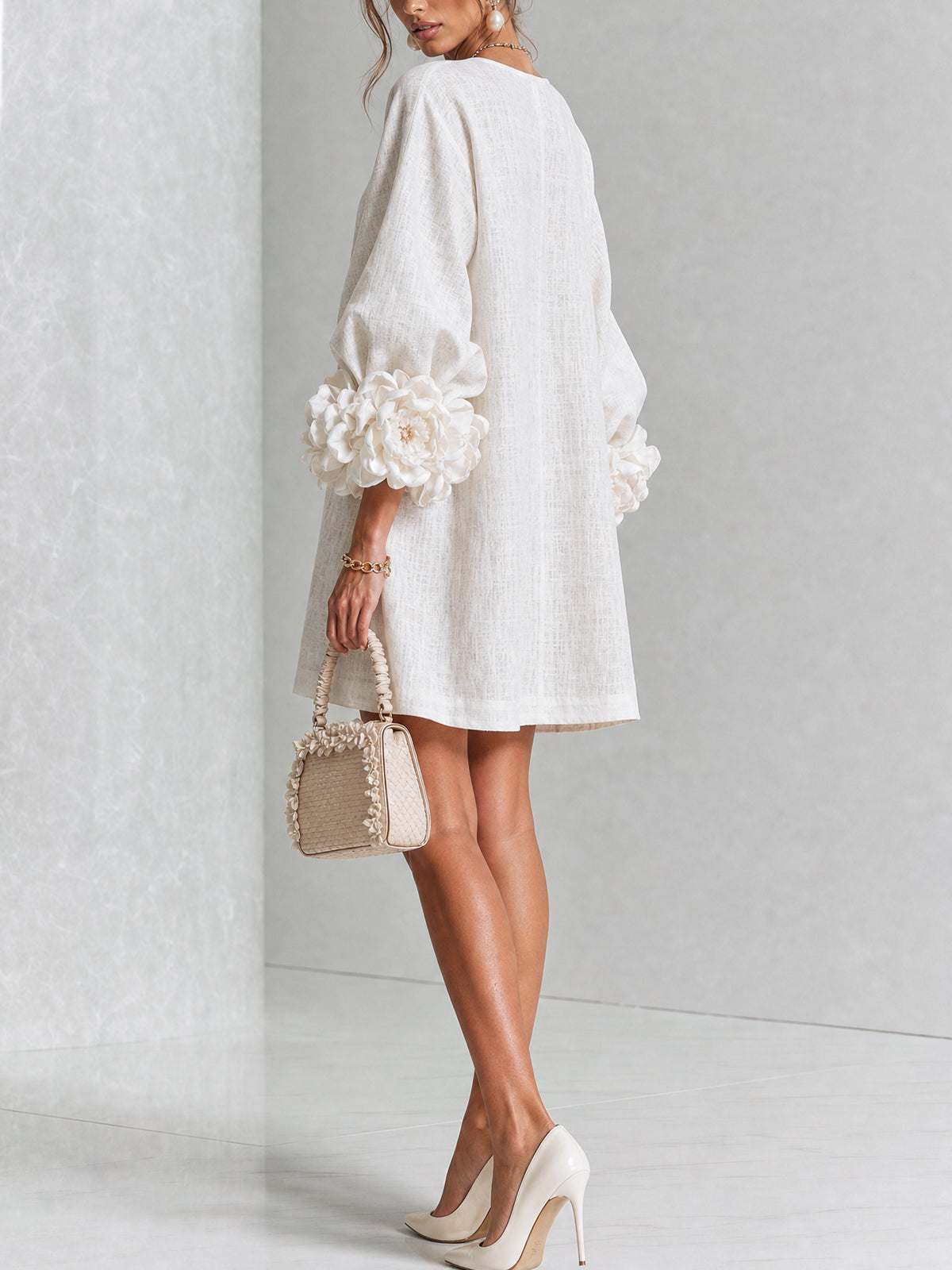 Alexia | Vestido Mini Blanco con Botones de Flores y Mangas Florales Extravagantes