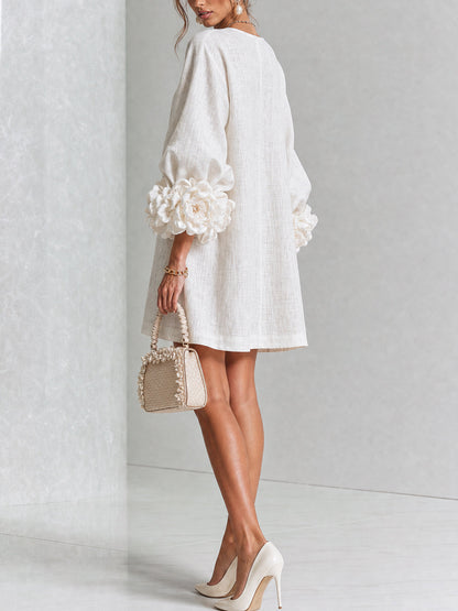 Alexia | Vestido Mini Blanco con Botones de Flores y Mangas Florales Extravagantes