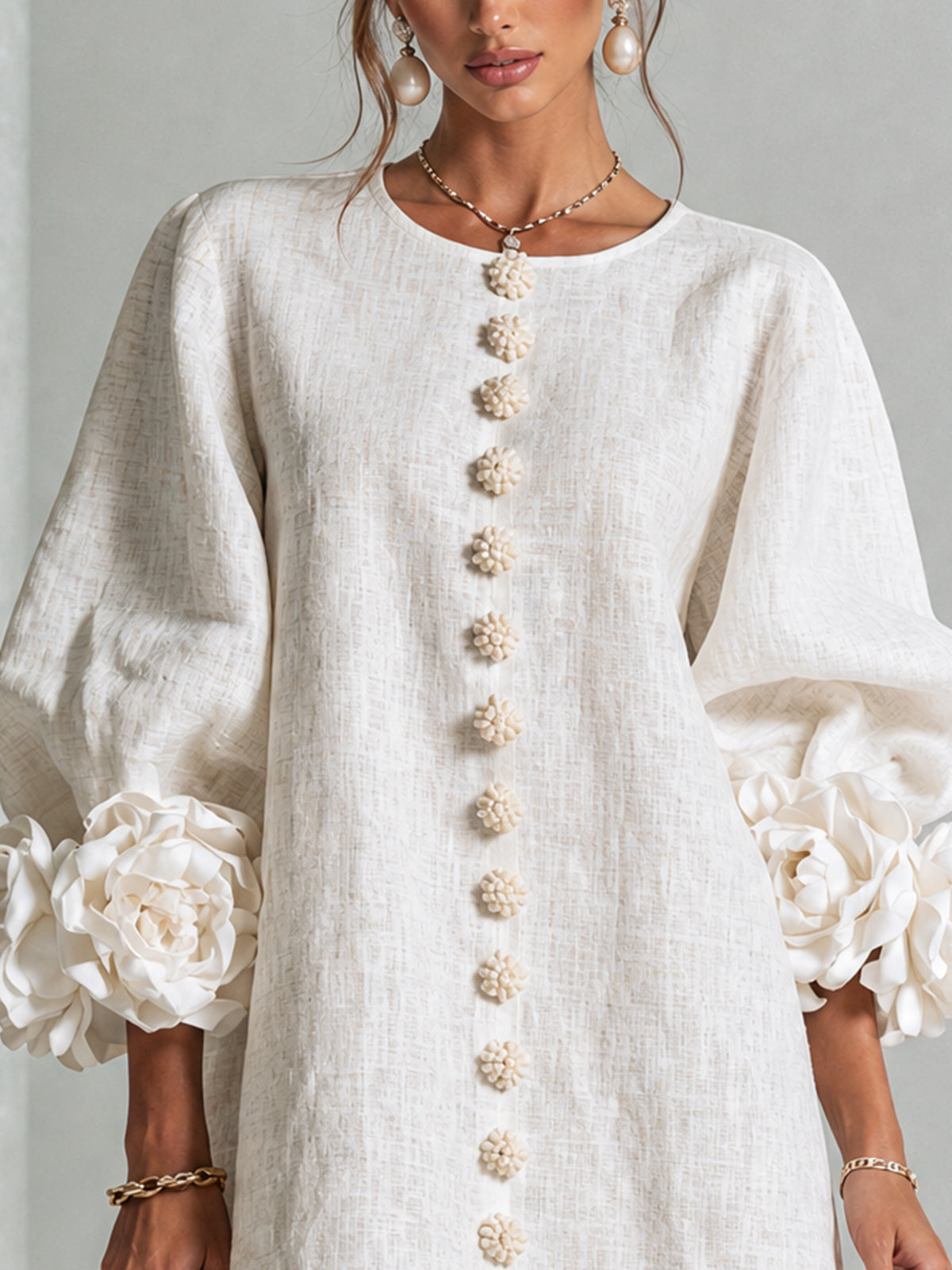 Alexia | Vestido Mini Blanco con Botones de Flores y Mangas Florales Extravagantes