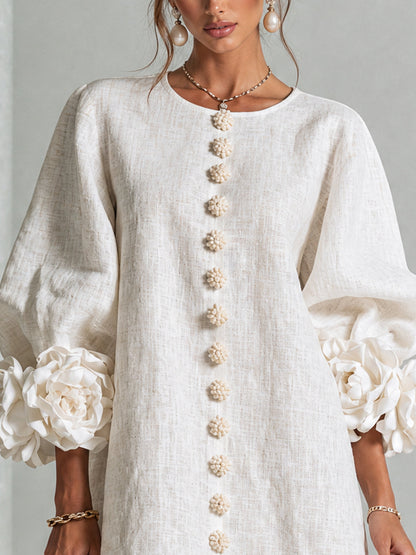 Alexia | Vestido Mini Blanco con Botones de Flores y Mangas Florales Extravagantes