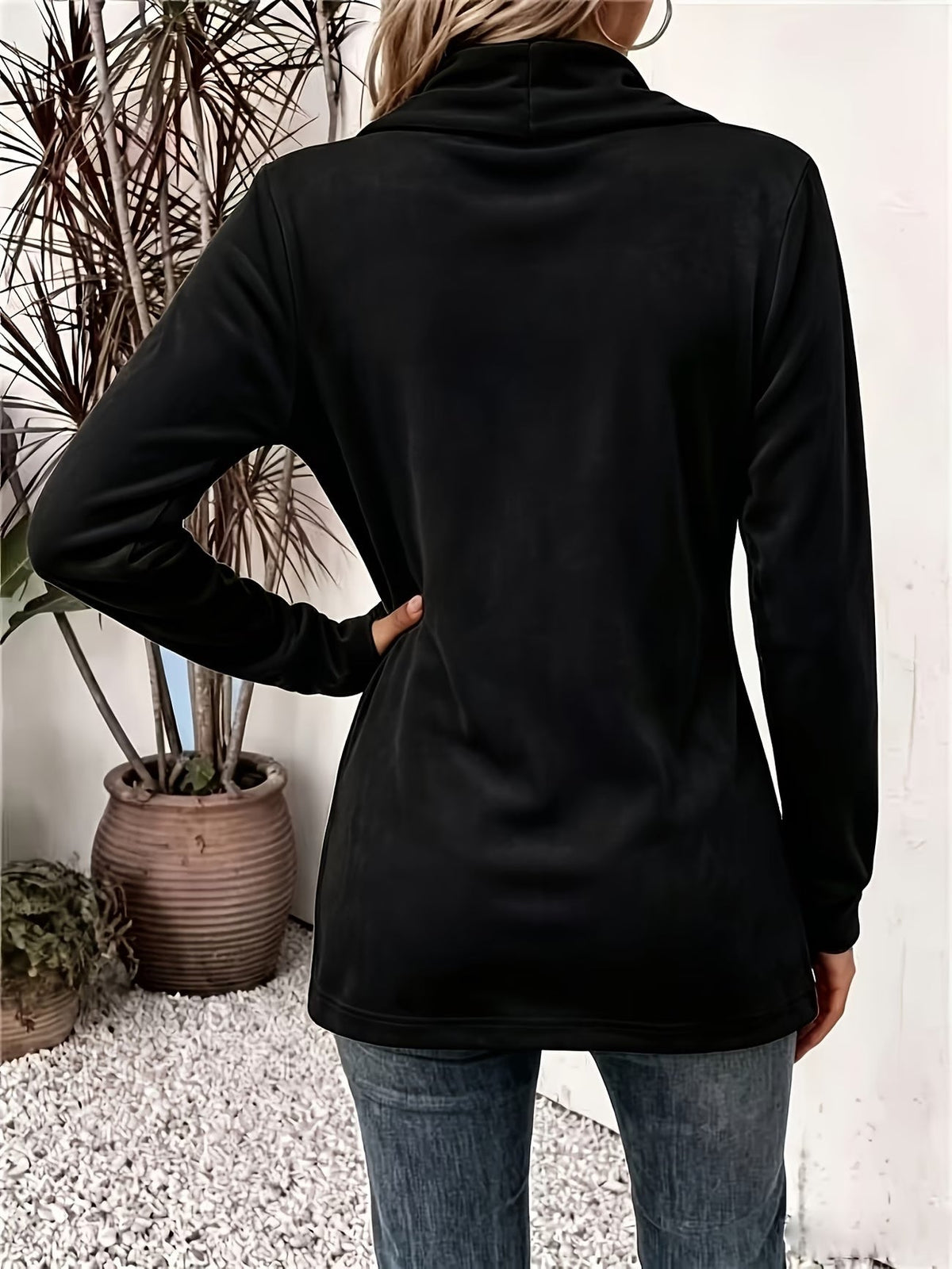 Adoración | Cárdigan de Terciopelo Negro con Lengüeta de Botones
